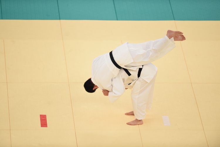 球员倒地后仍把球传出去，太拼